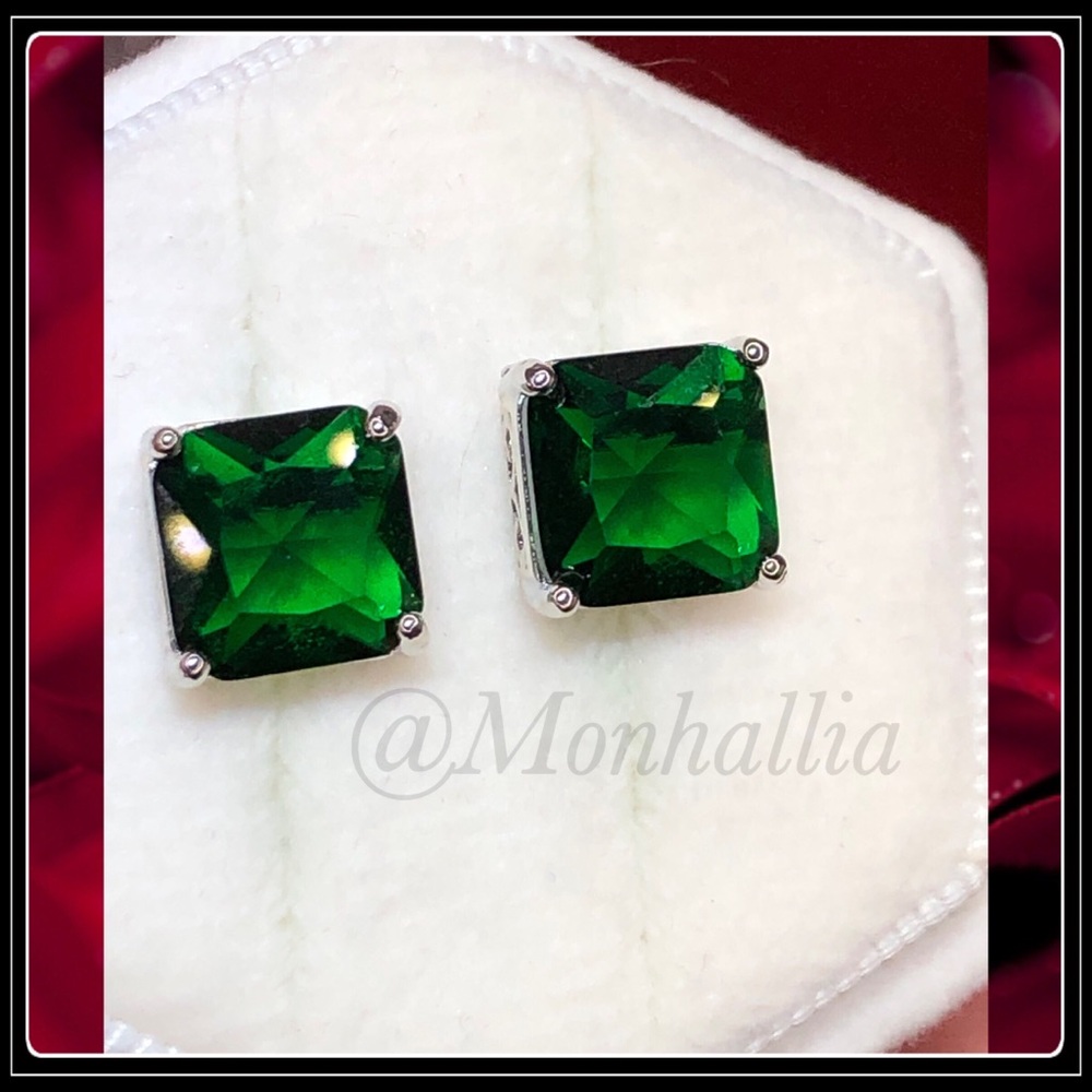 NEW SILVER SIMULATED GREEN EMERALD BRILLIANT SQUARE BEVEL STUD EARRINGS